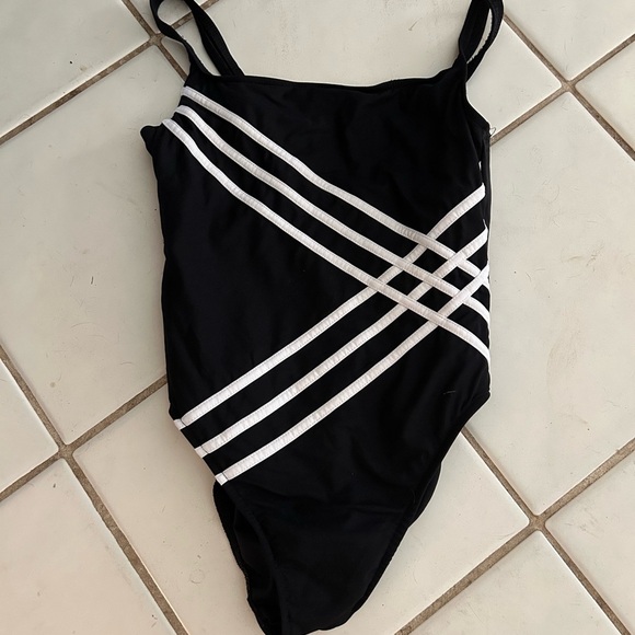 Miraclesuit Women’s Black and White Design One Piece - Picture 1 of 4